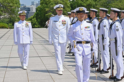 齋藤海上幕僚長を在日米海軍ジョンソン司令官が表敬訪問（8月5日）｜J