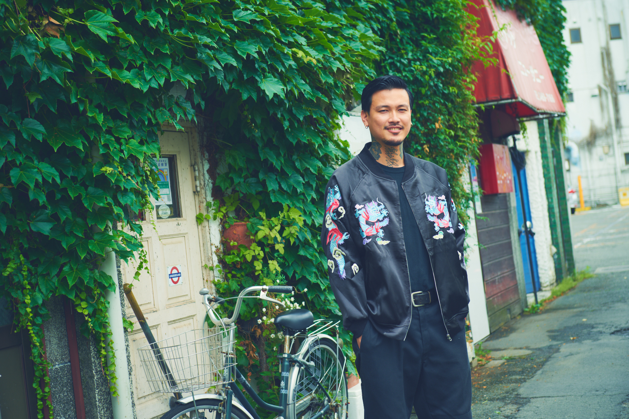 刺繍アーティスト、フクモリタクマの実験と挑戦。古着とライブの聖地