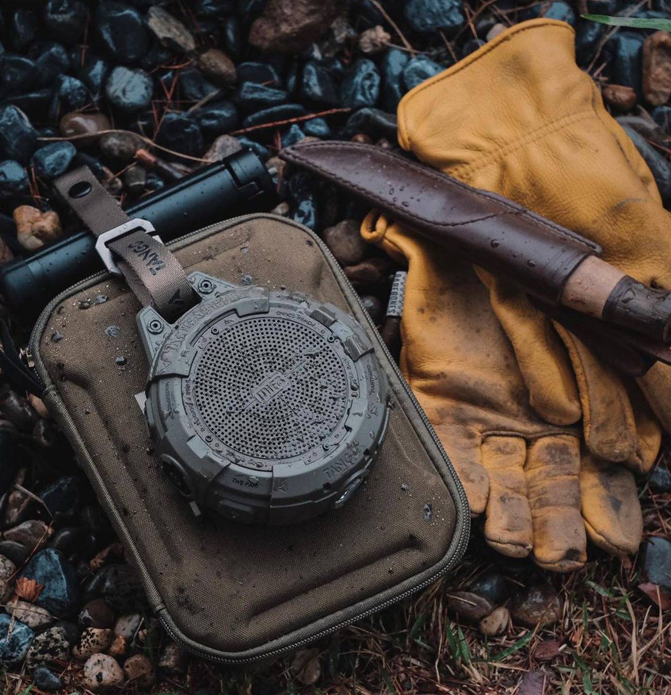 mifa Tango ポータブル Bluetooth スピーカー（懐中電灯付き、IP67 防水）