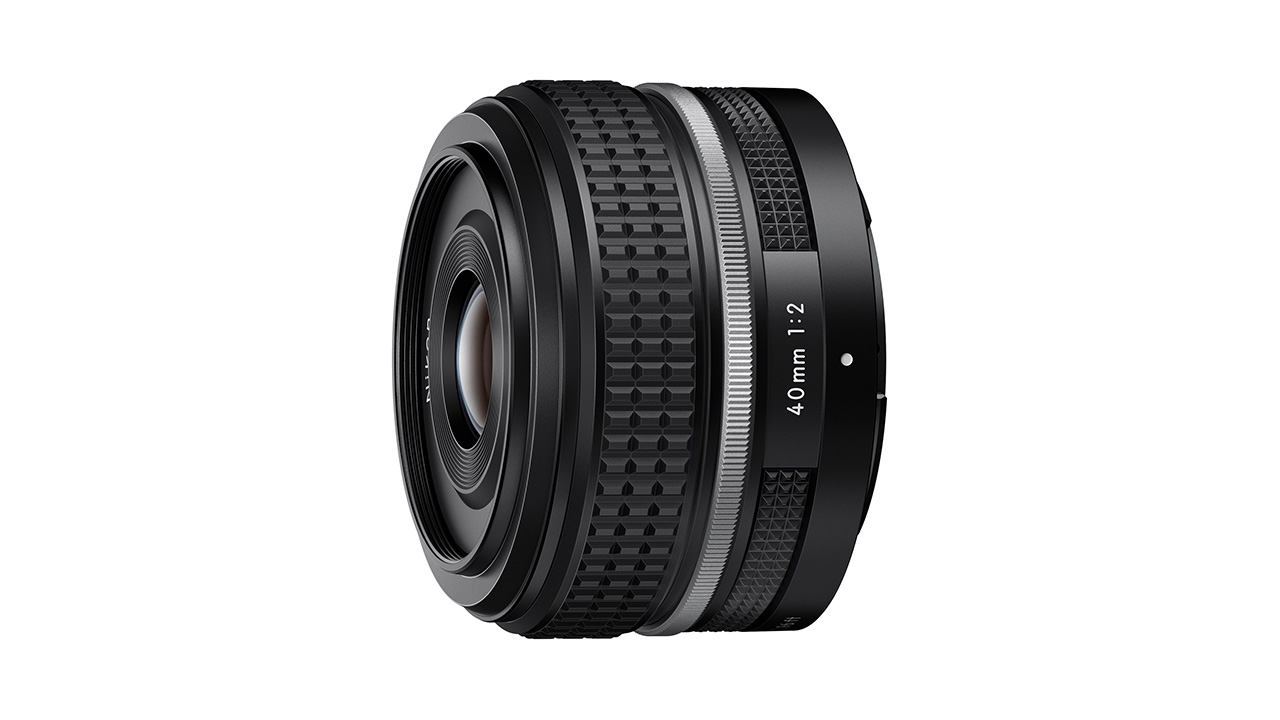 ニコン、単焦点レンズ「Z 40mm f/2 （SE）」発売。「Z fc」に合わせた