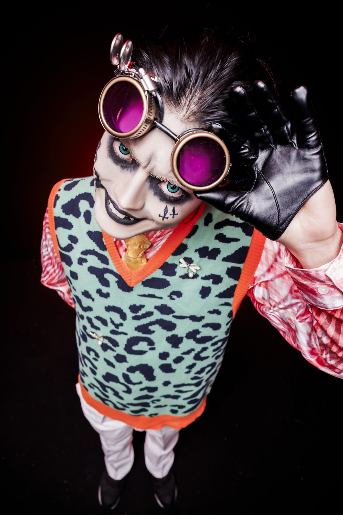 Experience DEVILOOF's raw side with single 