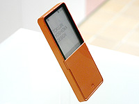 第二の皮膚、au design projectの新端末「MEDIA SKIN」公開