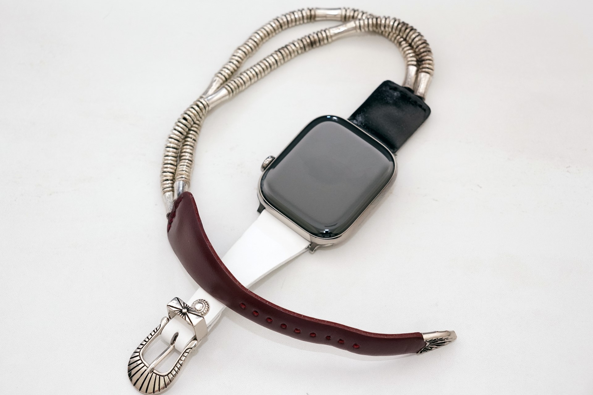 アクセサリーとして楽しめる、TOGA TOOのスタイリッシュなApple Watch