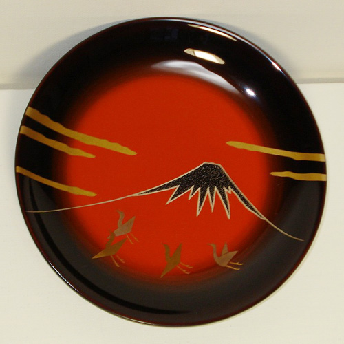 輪島塗 銘々皿 丸形 -富士山・飛び鶴の蒔絵仕上げ- [黒色と朱色の