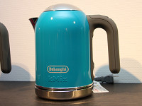 デロンギ、メタルボディでカラフルな電気ケトル - 家電 Watch