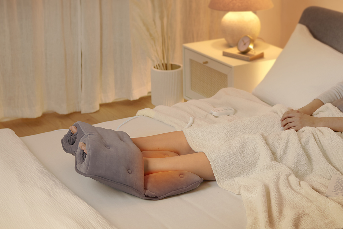 アテックス、寝る前にベッドで使える足ケア家電 - 家電 Watch