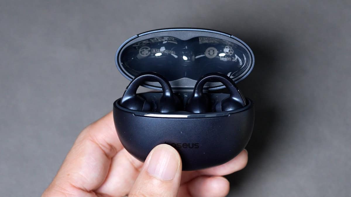 ストレスゼロのフィット感！イヤーカフ型ワイヤレスイヤホンのダーク