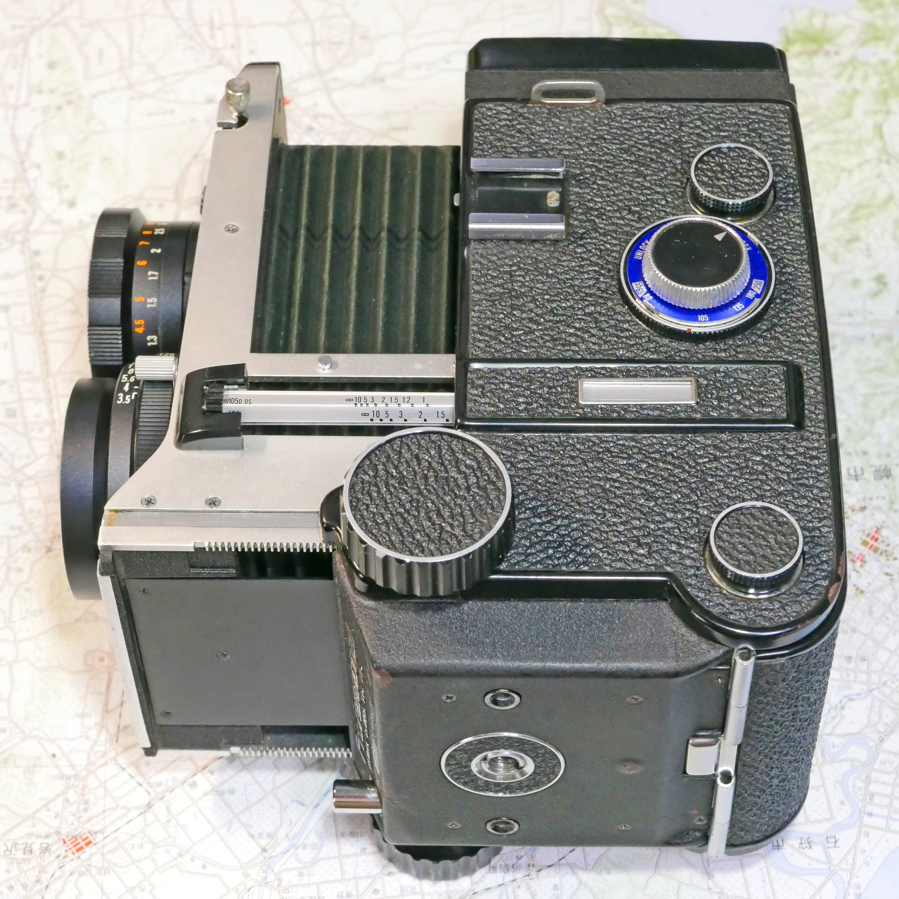 重厚感ある二眼レフカメラのマミヤC330！重いけどレンズボード繰り出し