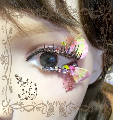 美麗デコつけまつげ作家、実柚季さん初の個展【翅～はね～】が開催され