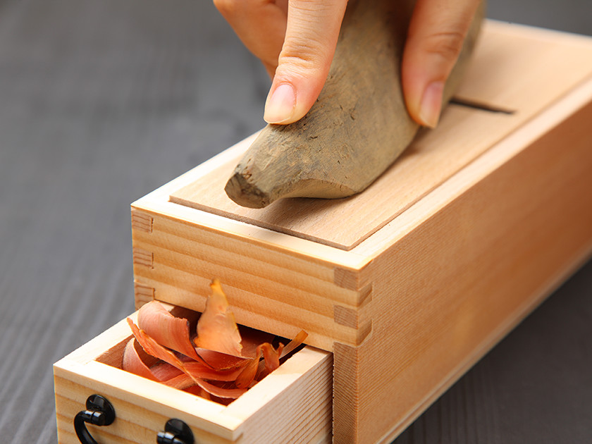 かつお節削り器「絹花」（小） - 五十嵐鰹節 | 本物の味をご家庭で