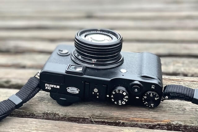 いまこそ欲しい、X100シリーズの弟分だったFUJIFILM X10。｜記憶カメラ