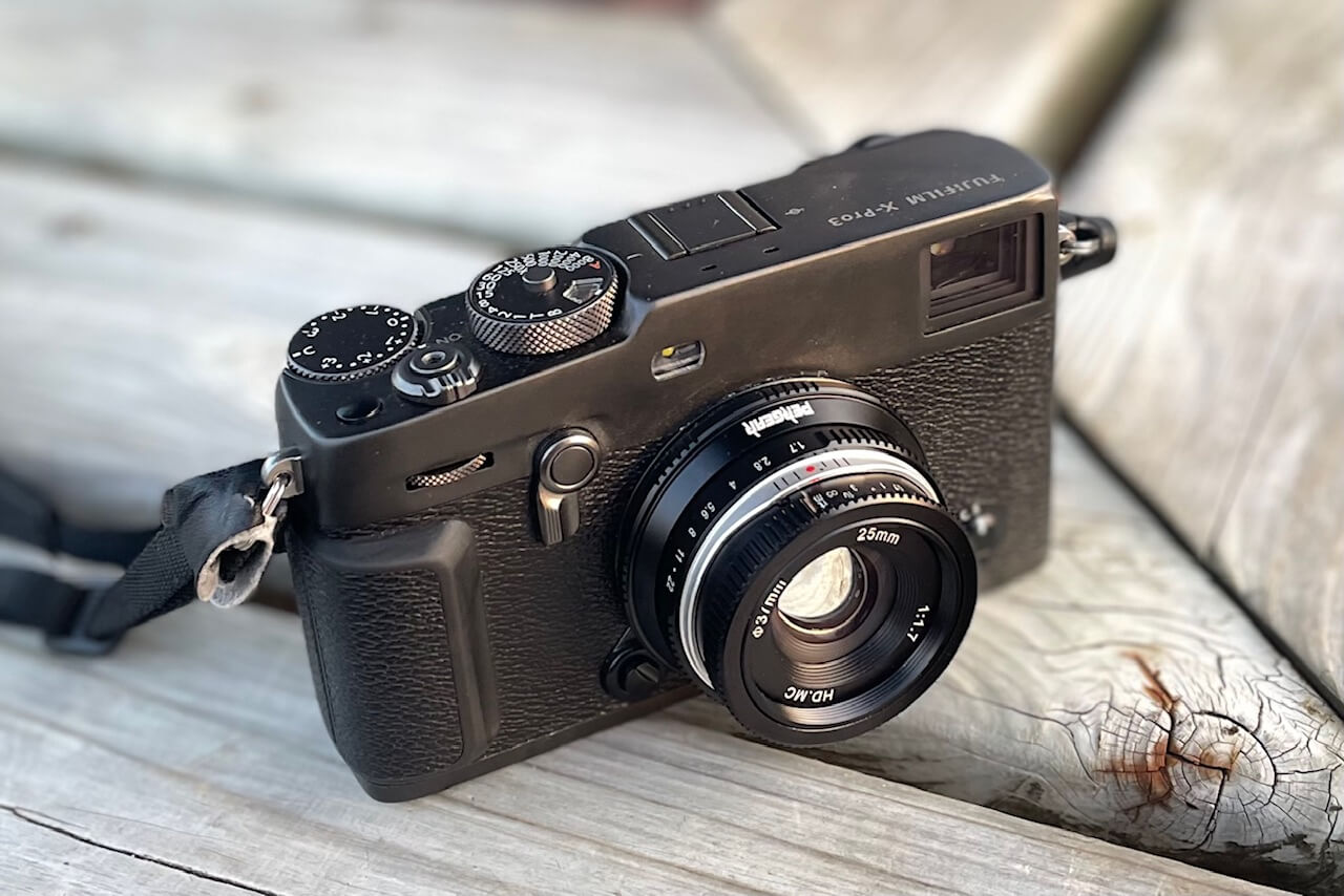 一万円を切る軽量コンパクトな明るいMF単焦点レンズの新定番、PERGEAR