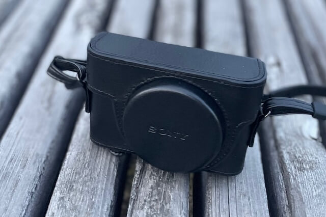 SONY RX100 M3に純正ケース〈LCJ-RXK〉とネックストラップをつけてみた