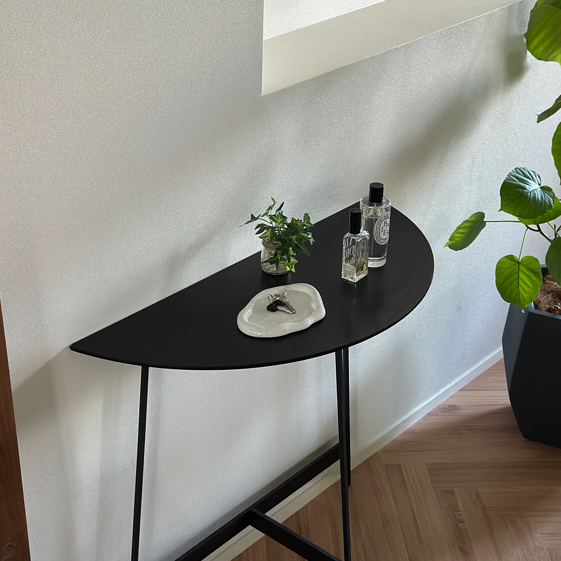 サイドテーブル｜スタイリッシュ半円コンソール - territory