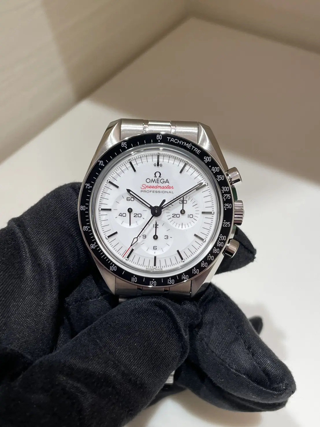 純白な白のムーンウォッチはいかが？オメガ スピードマスター