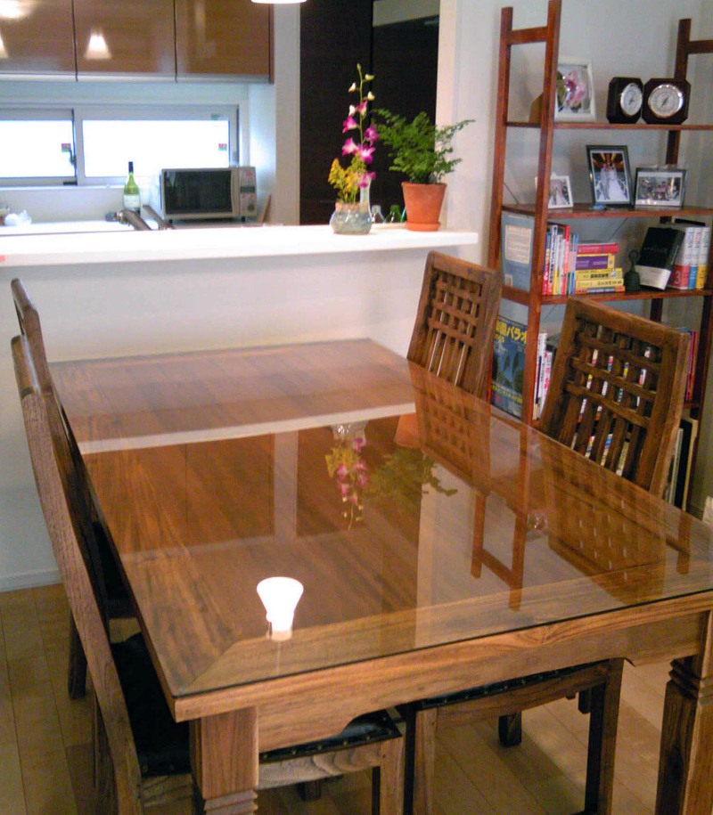 木のぬくもりを感じるダイニングテーブルの天板にガラスをセットした