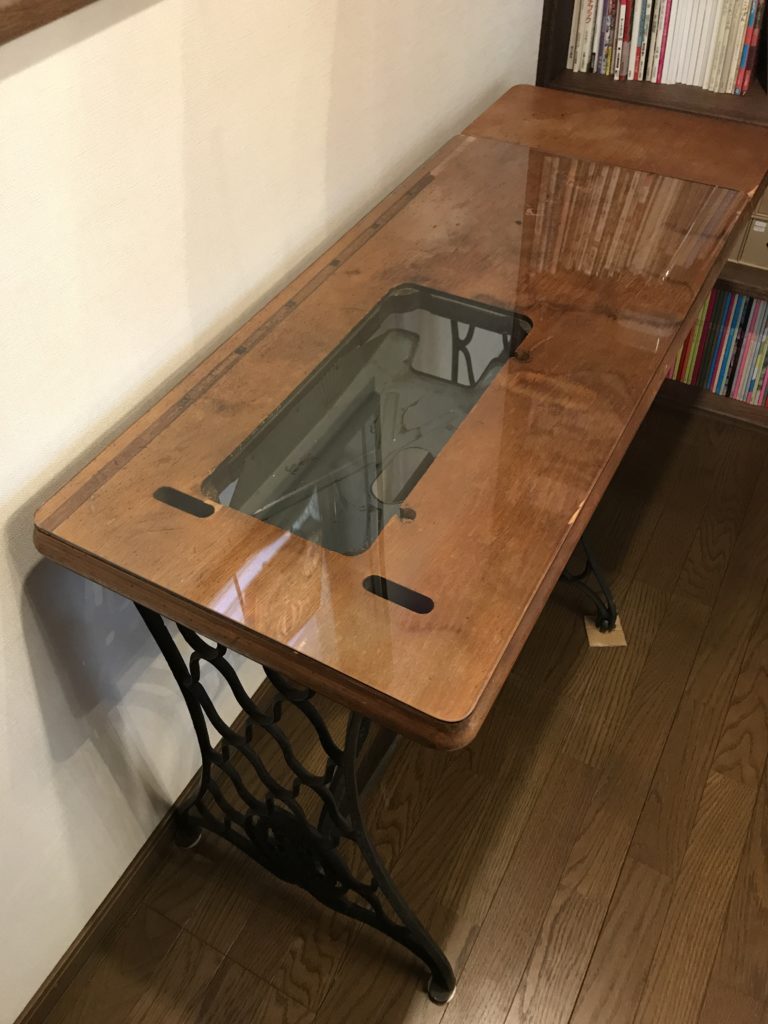 木製のミシン台の上にピッタリの強化ガラスを設置されたお客様（東京都