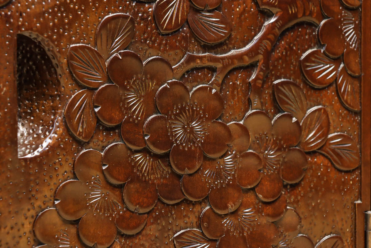 桜の彫刻模様で華やかな軽井沢彫鏡台 BB3145 – 古福庵 [ KOFUKUAN