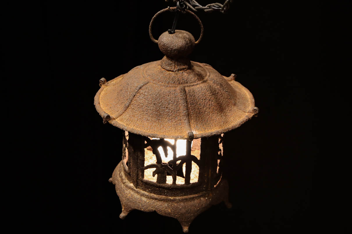 味わいある風合いに松竹梅の透かし絵で風情ある吊り灯籠 DC7980 – 古福