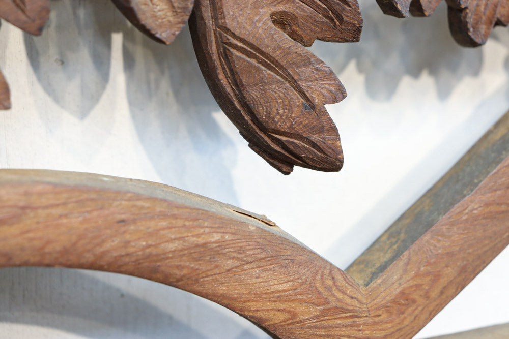 扇枠に椿と蓮と菊が描かれた華やかな彫刻欄間 E9959a 在庫1枚 – 古福庵