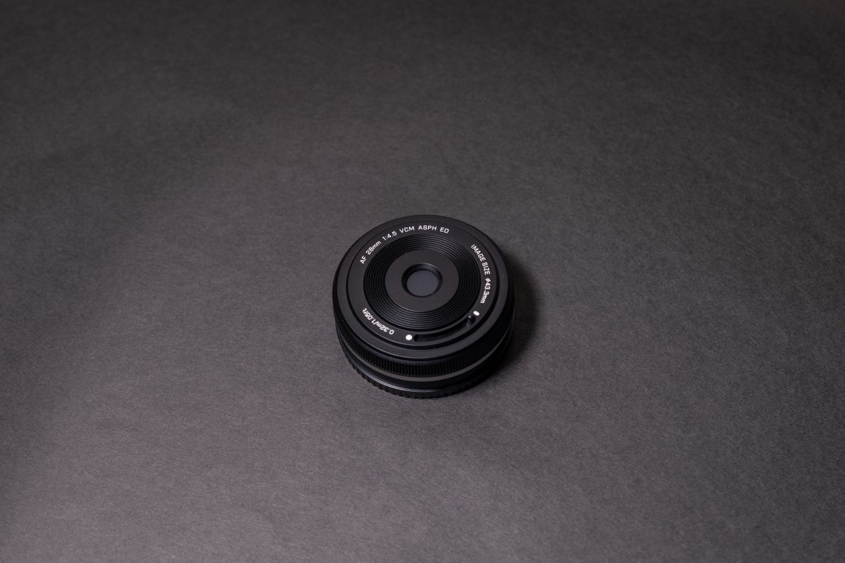 薄型で小型のAF付き単焦点レンズ「VILTROX AF 28mm F4.5 FE」実写