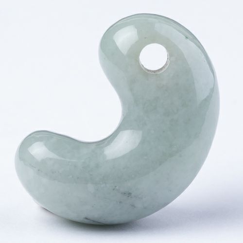 半透明・ほんのり青・艶良し】（高品質青色ヒスイ）糸魚川天然翡翠勾玉