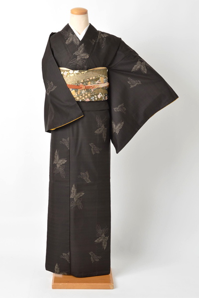 紬［黒大島/蝶]｜着物レンタルあき (来店着付け無料・全国配送無料)