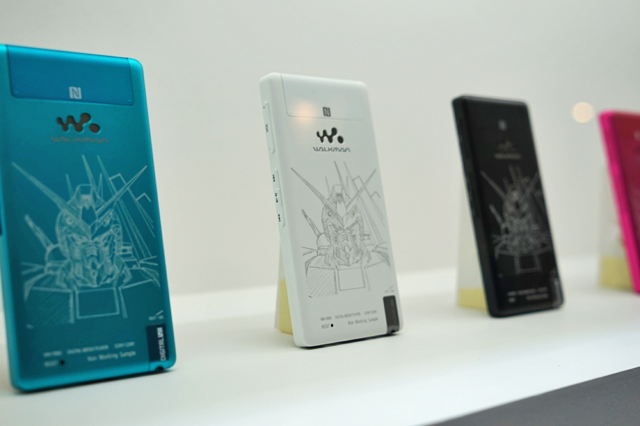 ウォークマンFシリーズ「機動戦士ガンダム 逆襲のシャア x UC」モデル