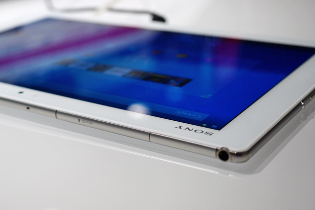 Xperia Z4 Tablet」とBluetoothキーボード「BKB50」をソニーストアで