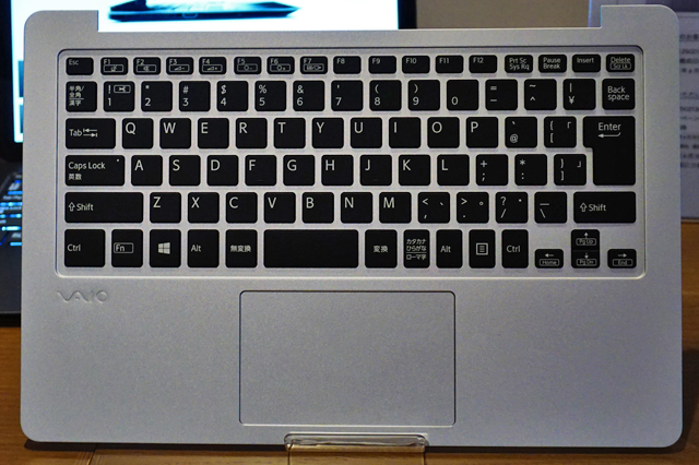 VAIO Z」の英字配列と日本語配列（かな文字なし）キーボードオプション