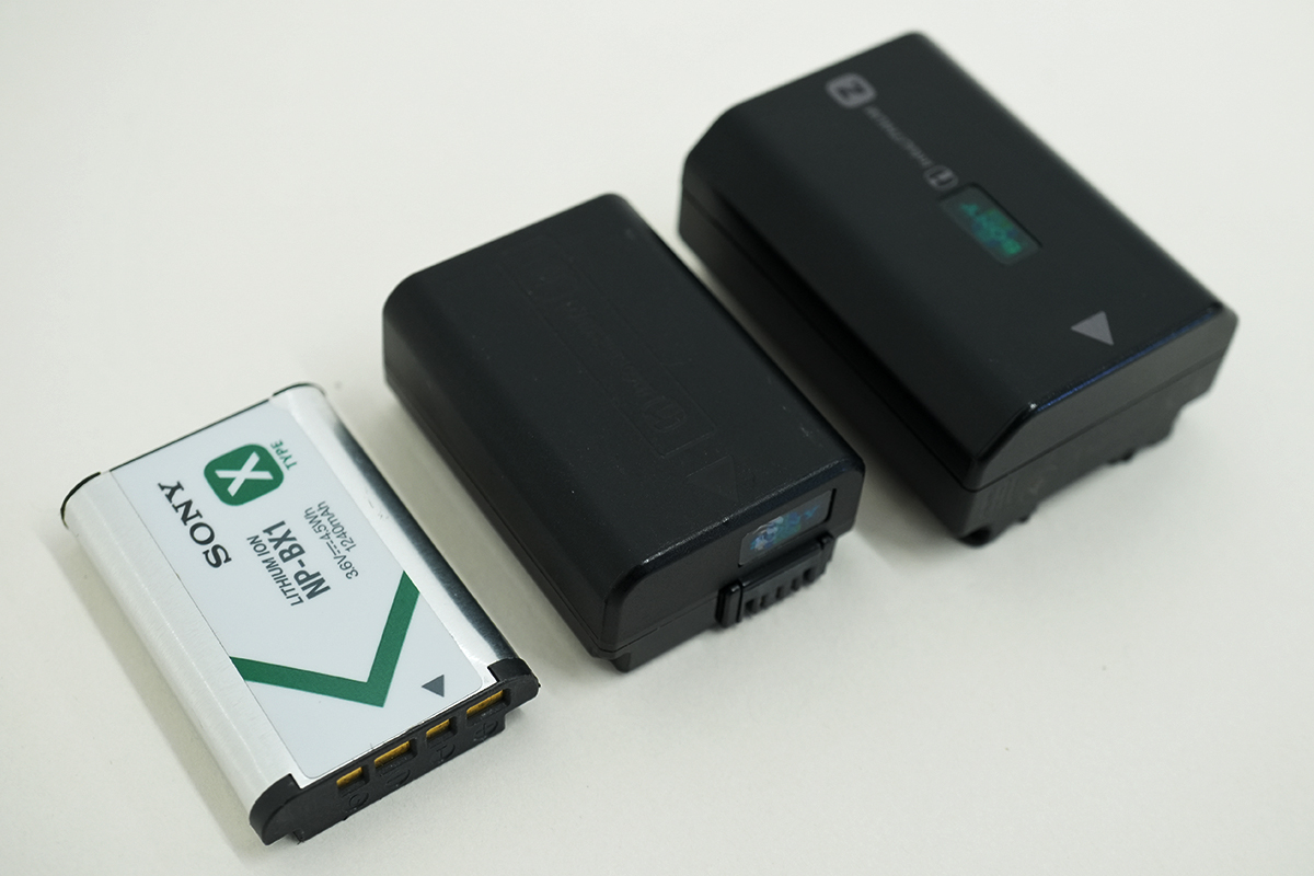 レンズ一体型フルサイズコンパクトカメラ「DSC-RX1RM3」とバッテリー