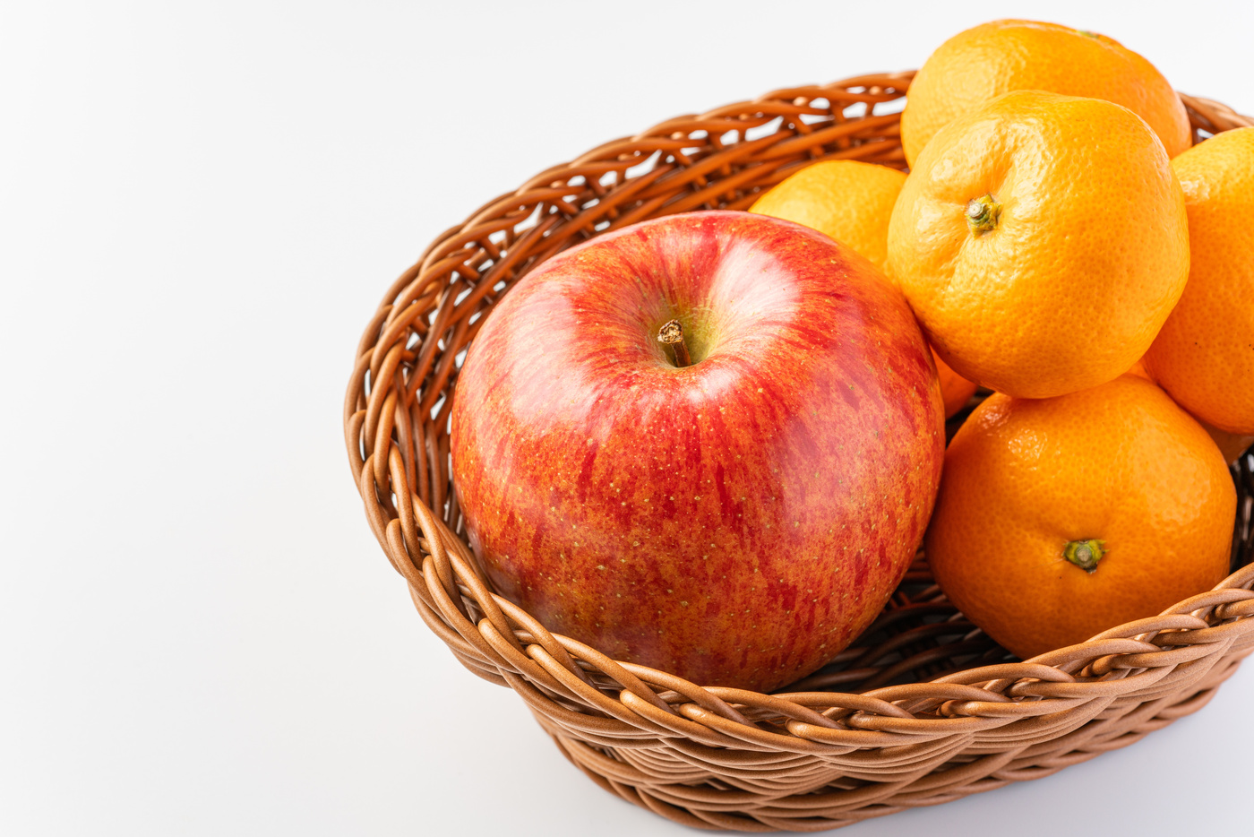 みかん」VS 「りんご」、65％の人が選んだ冬の果物王は…どっち