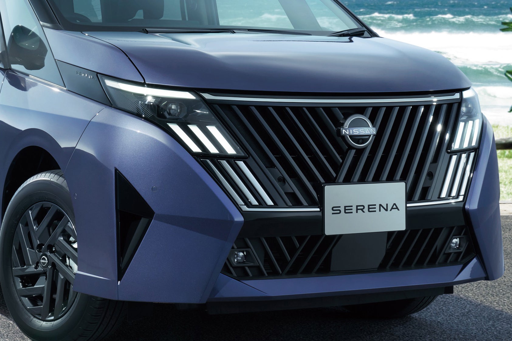 日産の新しい「セレナ」は8人乗りも登場！ マイナーチェンジでデザイン