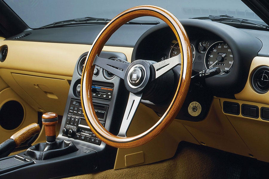 木製ハンドルが懐かしい！ なぜステアリングホイールのデザインは多種