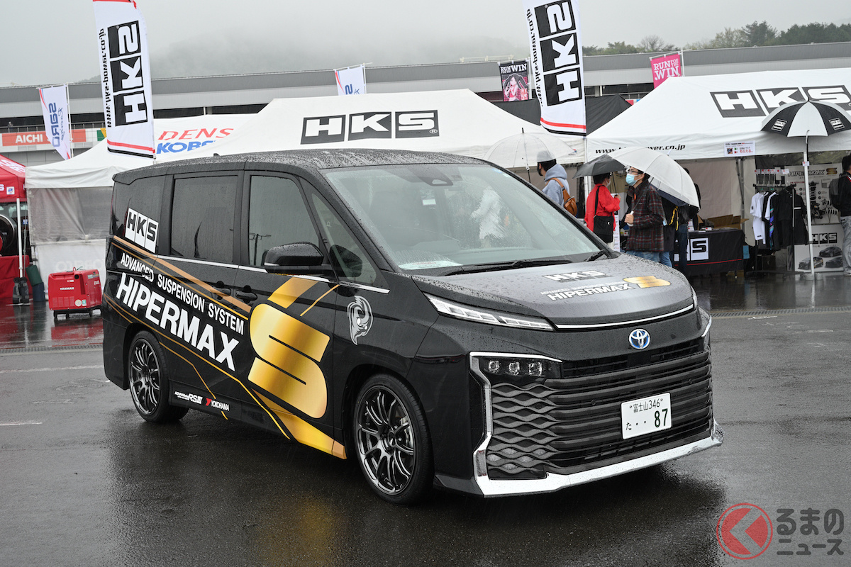 乗れば納得！モーターファンフェスタのHKSブースでは新型ヴォクシー用