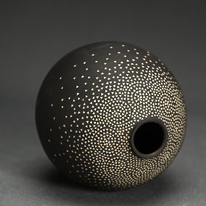 Black Vase ー北村純子 「花入」 / 北村純子 – Kura Monzen Gallery