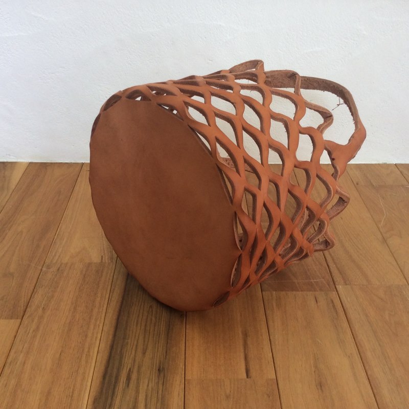 かごのようなレザーバッグ。曽田耕さんの「ラスカバン」 | 暮らしと