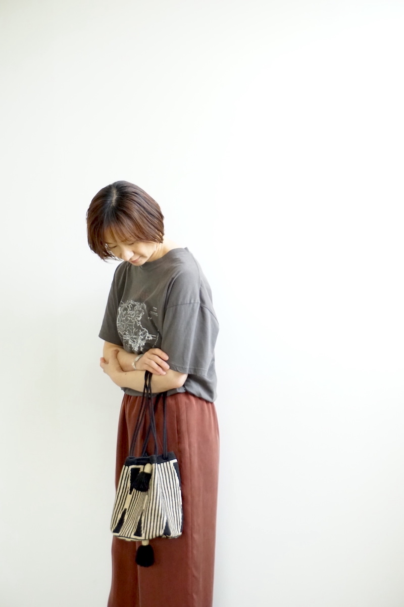 シンプルなコーデのアクセントに、スタッフもヘビロテ中のWAYUU BAG