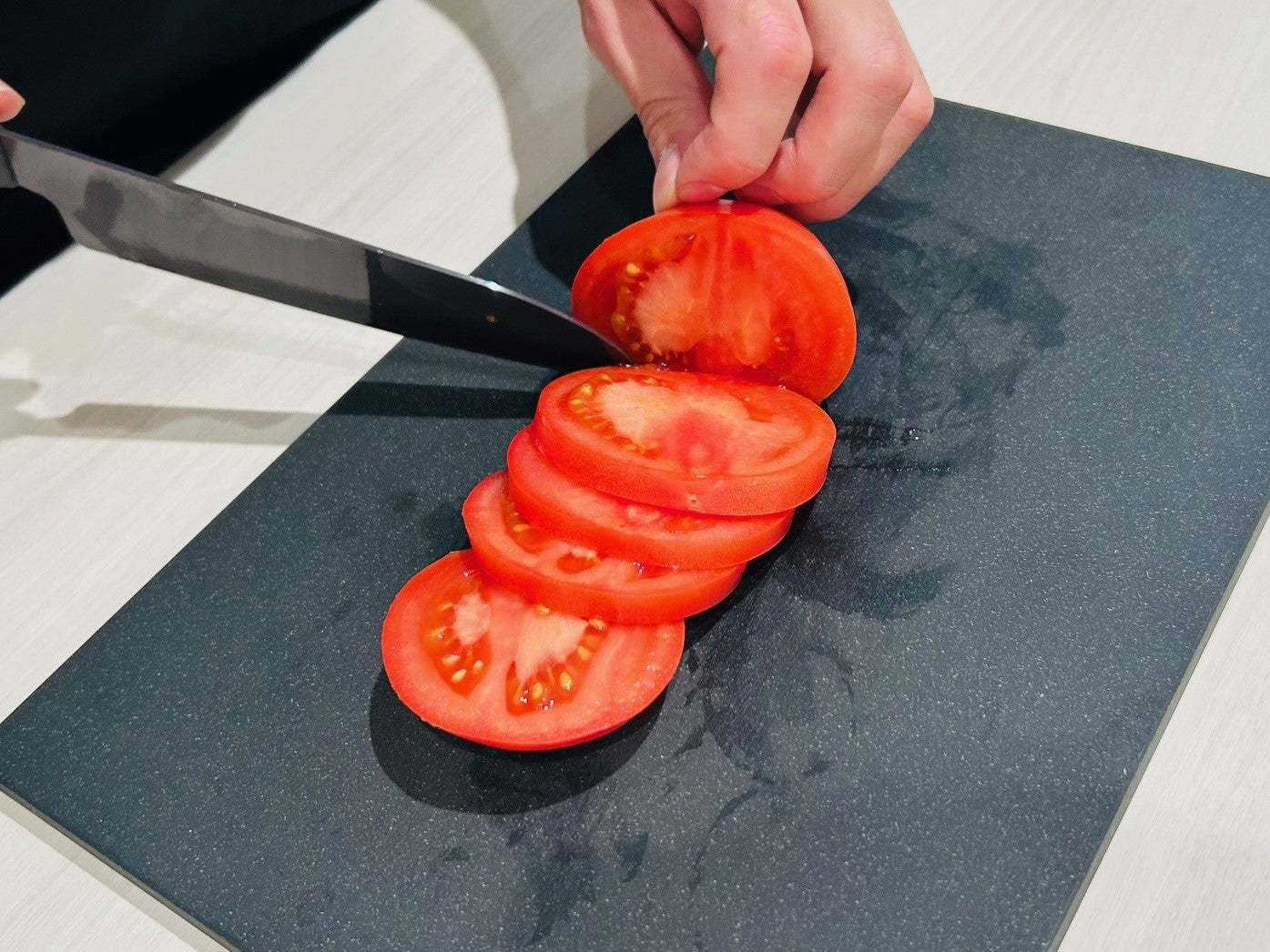 新発売】まな板『ブラックカッティングボード』とは？ – 京セラ