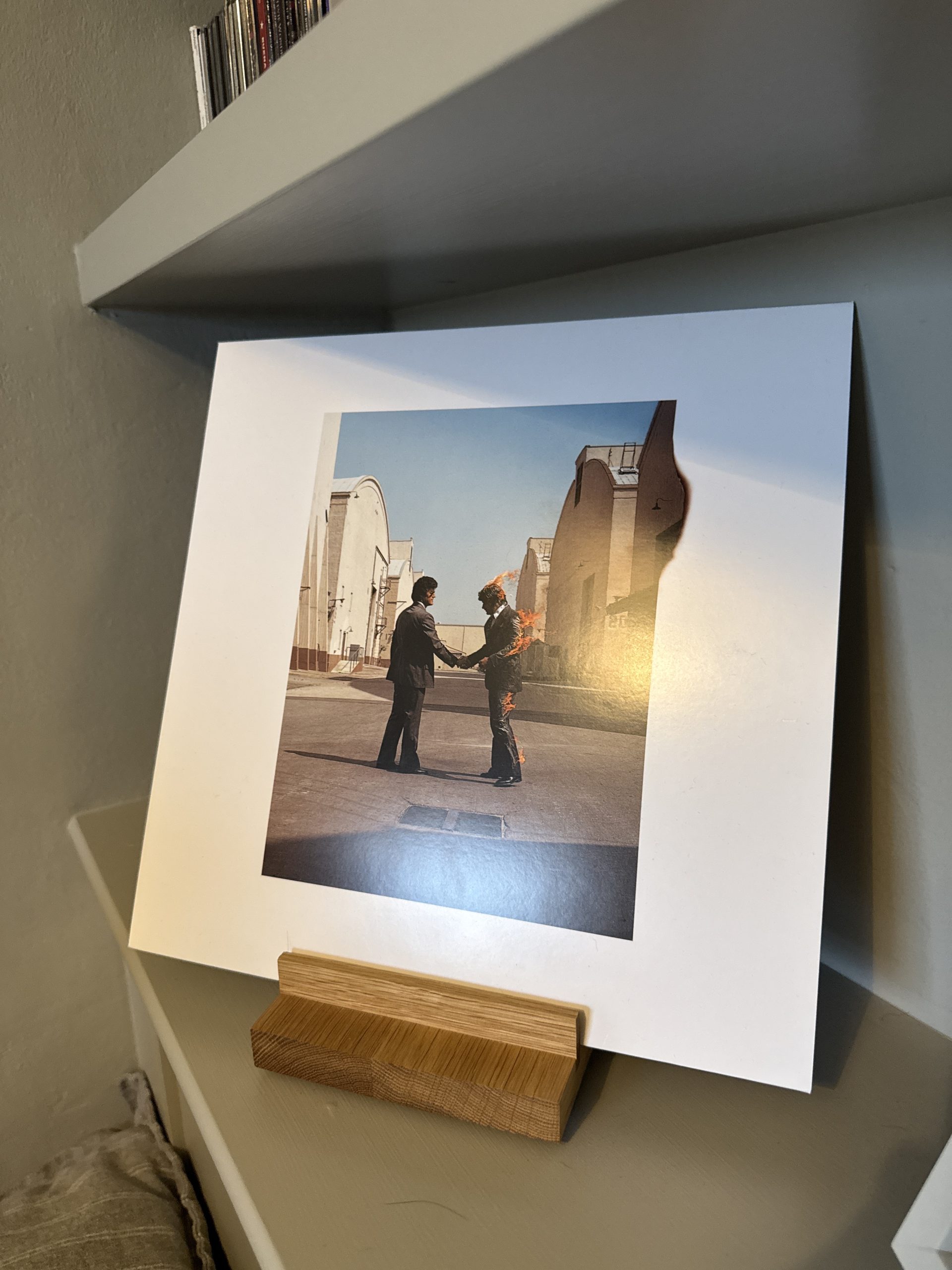 オークの再生中レコードスタンド - Lagom Studio