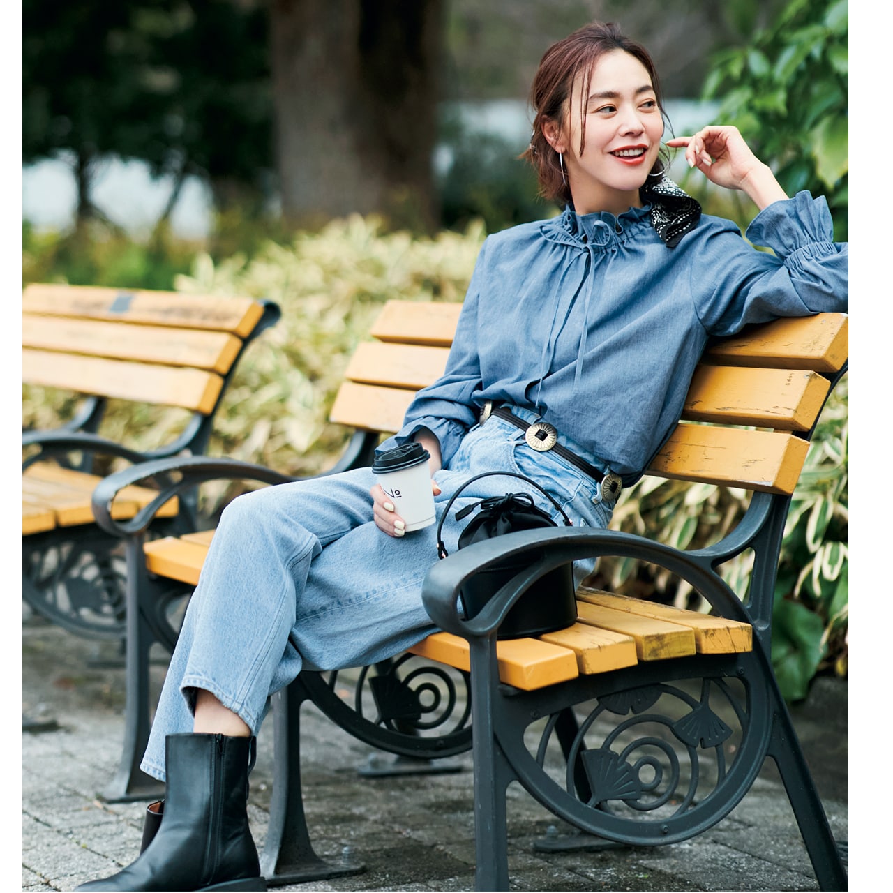 フリルシャツで楽しむ新しいデニムスタイル。仕上げに黒小物で締め