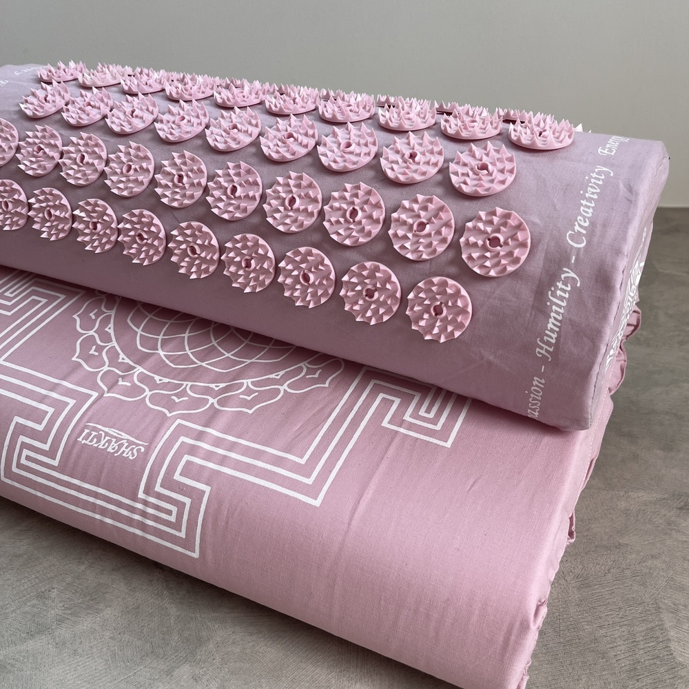 寝転ぶだけで痛気持ちいい！40代のセルフケアにシャクティマット愛用中