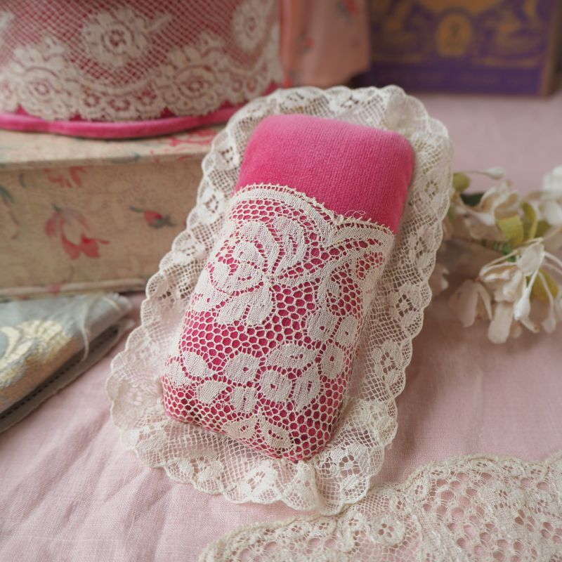 アンティークレースとピンク色ベルベットのピンクッション/四角形と