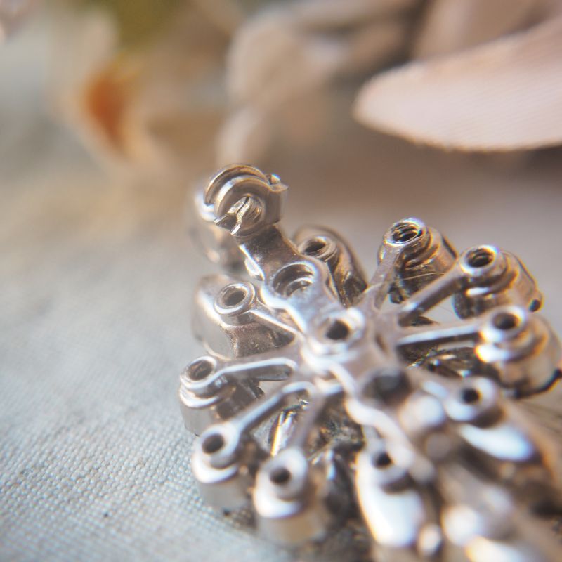 虹色アイリスガラスの美しいブローチ accessoire・装身具