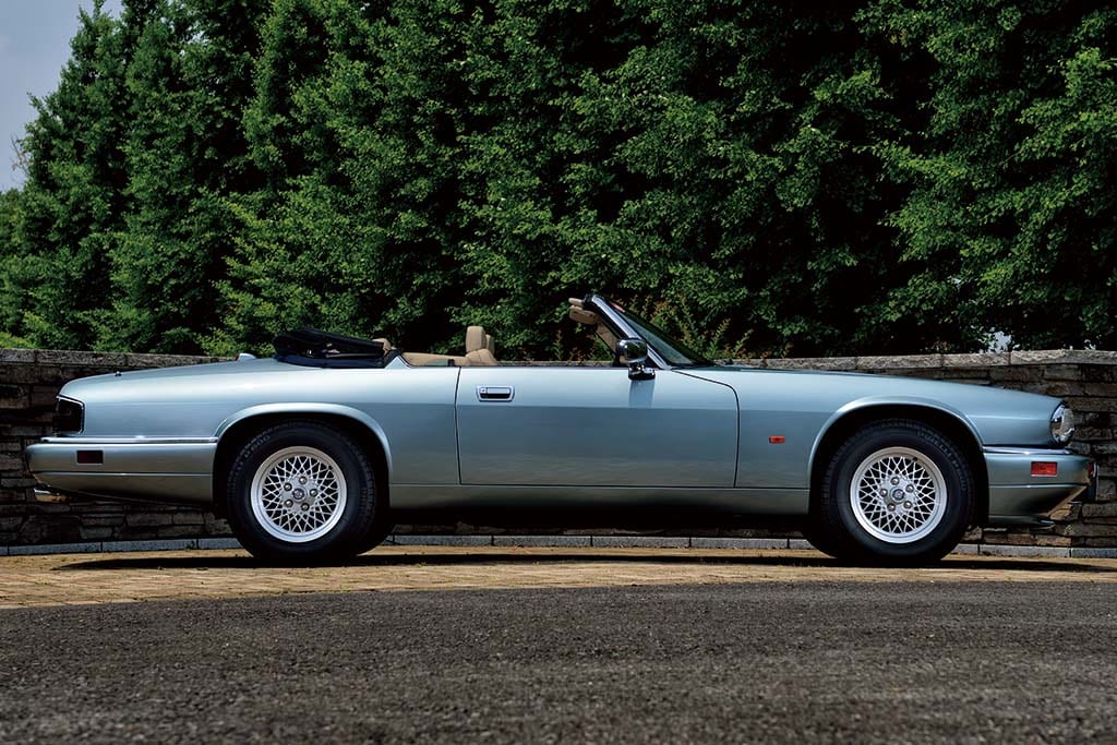 名車”Eタイプ”の血を引く94年式『ジャガーXJS 4.0コンバーチブル』は