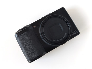RICOH GRIII が 28mmの単焦点レンズ だけで十分な理由 | KuroBox