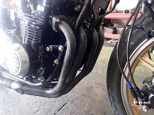 Z550FX：ビキニカウルが付いた古いカワサキには、このマフラーが良く