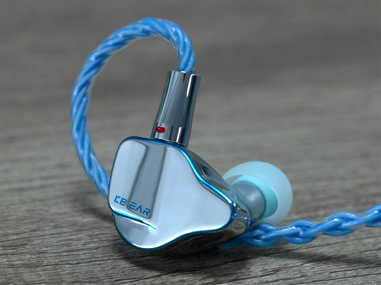 KBEAR Aurora」 美しいクロームデザインに高い分離性と解像感を持つ