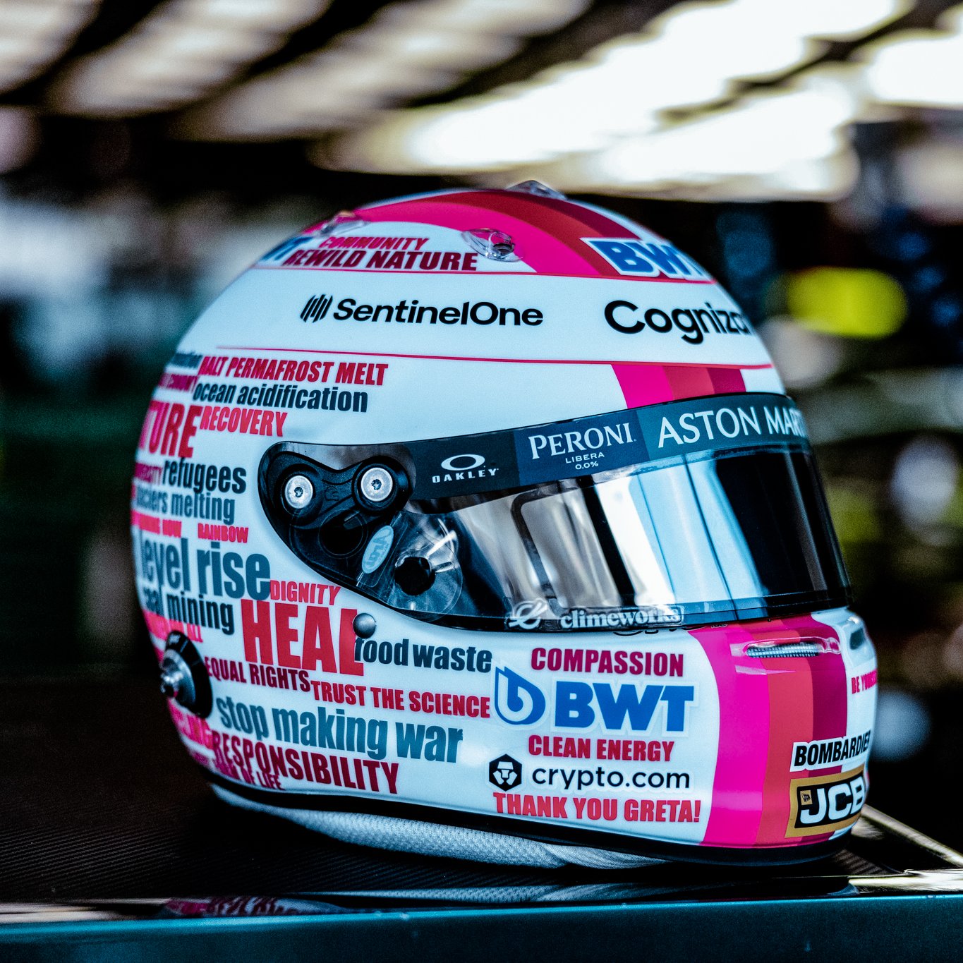 セバスチャン・ベッテル、アブダビ仕様のヘルメット : F1通信jp