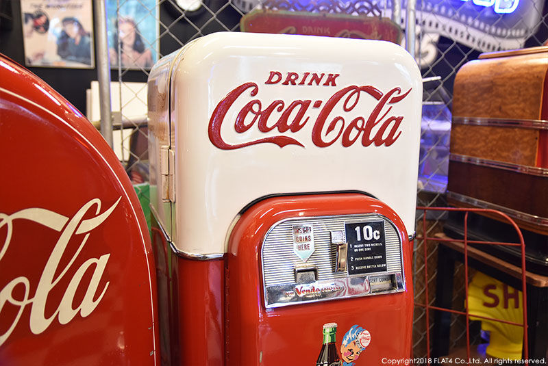 □当時のCoca Colaベンディングマシーンで懐かしのボトルコーラを